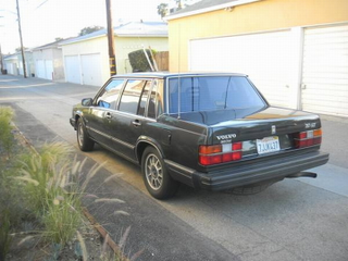 Illustration for article titled For $3,500, This 1987 Volvo 760 Diesel Could Be Your Rattle Can Do!